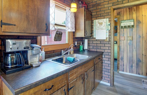 Markesan Cabin | Cozy Markesan Cabin ~ 2 Mi to Green Lake Access!