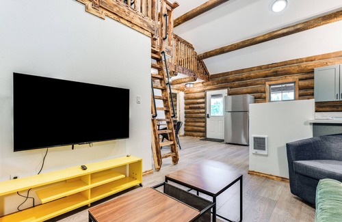 Divide Cabin | Cozy Melrose Cabin w/Fire Pit: Walk to River!