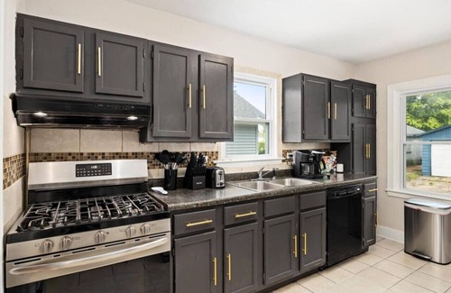 Peoria Heights House | Cozy Mid-Century Oasis w/2 KING beds