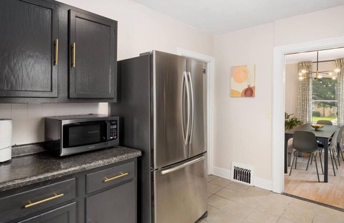 Peoria Heights House | Cozy Mid-Century Oasis w/2 KING beds