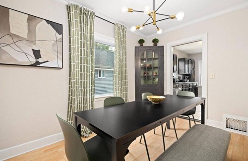 Peoria Heights House | Cozy Mid-Century Oasis w/2 KING beds