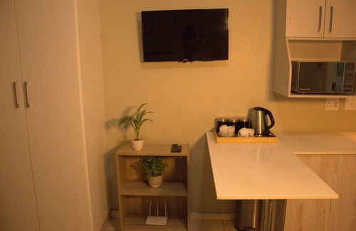 Greater Johannesburg Metropolitan Area Apartment | Cozy Midrand Studio - Next to Gautrain Station + wifi