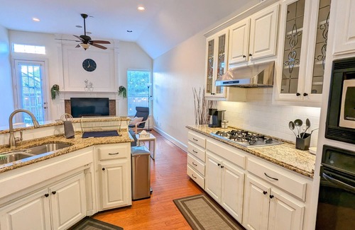 Irving House | Cozy Minimalist House in the heart of Valley Ranch Irving !n