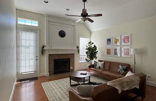 Irving House | Cozy Minimalist House in the heart of Valley Ranch Irving !n