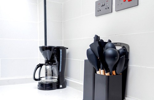 Thompson Estate Apartment | Cozy Modern 1-BR Apt w/Balcony
