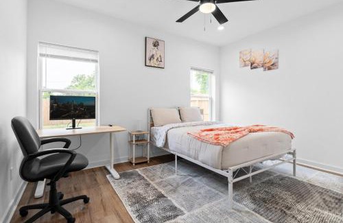 Northside House | Cozy Modern 3BR Houston Townhome
