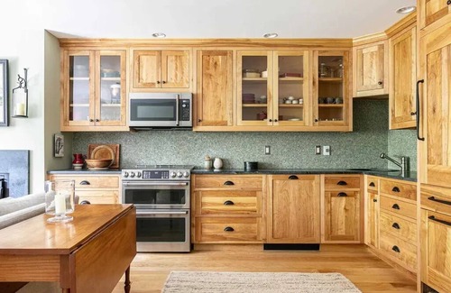 Warren Condo | Cozy modern chalet with ski-in/ski-out convenience!