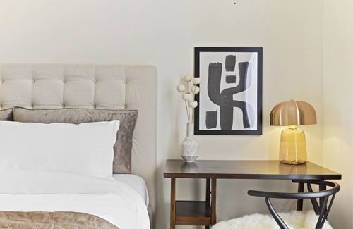 Downtown Baltimore Hotel | Cozy & Modern King Studio in Historic Mt. Vernon