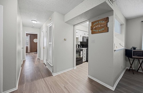 Brentwood Apartment | Cozy Modern Oasis near UT