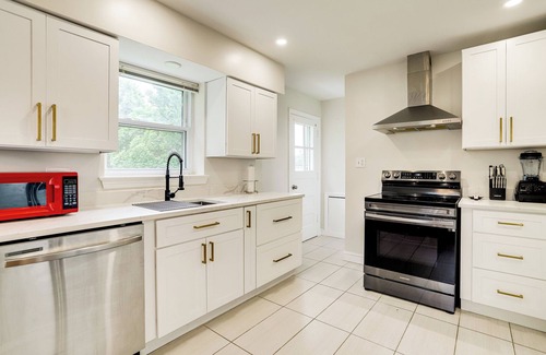 Baileys Crossroads House | Cozy Modern Single Family 5BD 2BA Home