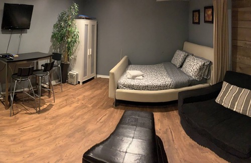 Upper Beaches Apartment | "Cozy & Modern Studio Retreat – Your Perfect Home Away from Home!"
