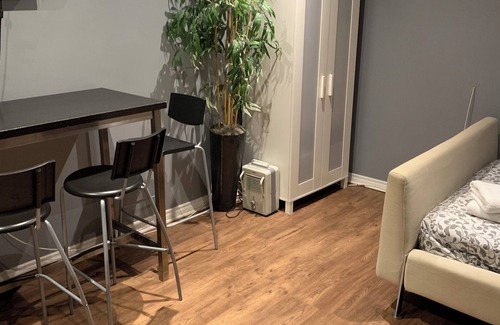 Upper Beaches Apartment | "Cozy & Modern Studio Retreat – Your Perfect Home Away from Home!"