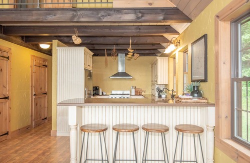 Everett Cabin | Cozy mountain escape/4 bdrm2bath/10mi to Bedford Springs/PickleBall & Basketball