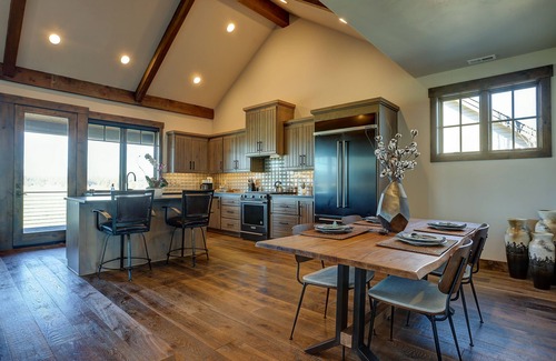 Sisters House | Cozy Mountain Escape Home with Amazing Views! Shared Pool-Hot tub