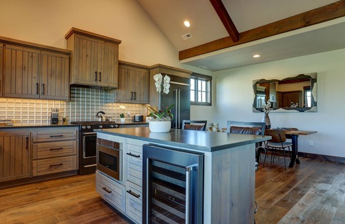 Sisters House | Cozy Mountain Escape Home with Amazing Views! Shared Pool-Hot tub