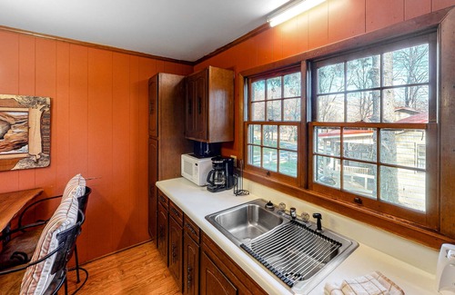 Maggie Valley Cabin | Cozy mountain gem with shared pool, free WiFi, & shared firepit - dogs welcome