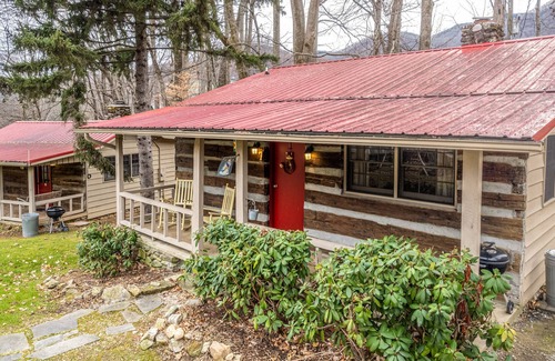 Maggie Valley Cabin | Cozy mountain gem with shared pool, free WiFi, & shared firepit - dogs welcome