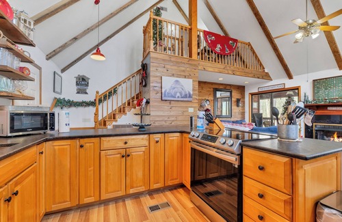 Townsend House | Cozy mountain home ! This home is elderly friendly. Has nature at your back door