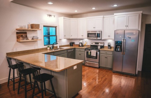 Franklin Cabin | Cozy Mountain Top 3-bedroom cabin in charming Franklin with WiFi, AC