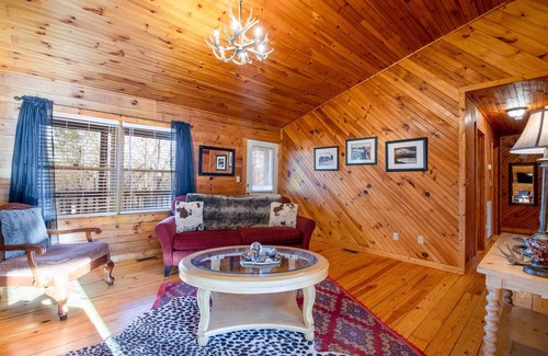 Burnsville Cabin | Cozy Mtn Cabin, Gas Logs, Fire-Pit, Great Wifi, Close to Town, Private.