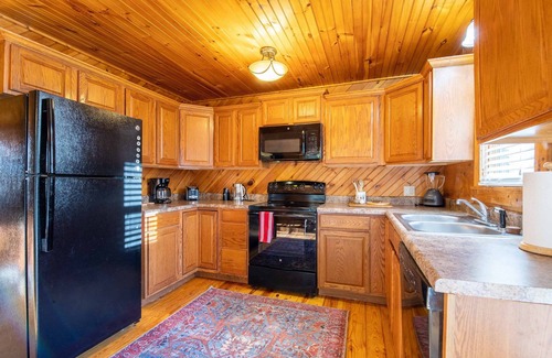 Burnsville Cabin | Cozy Mtn Cabin, Gas Logs, Fire-Pit, Great Wifi, Close to Town, Private.