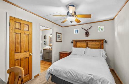 Munds Park House | Cozy Munds Park Cabin with Private Hot Tub