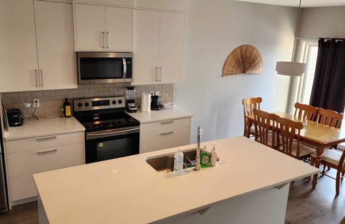 Southeast Calgary House | Cozy n Spacious 3BR House w/Garage available for short/Long term