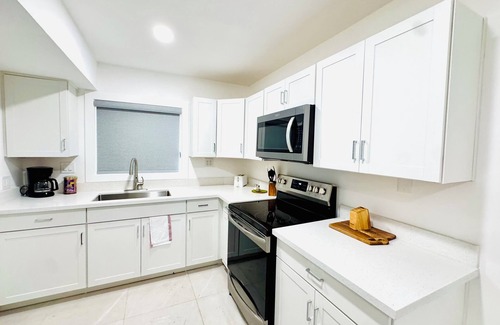 Beverly Green Apartment | Cozy Newly renew 3BR STRIP LVCC book best-Spot SemaShow-1mile AWAY-NOW Formula 1