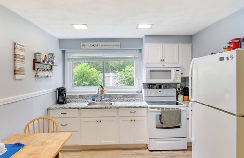 Top of the Hill Apartment | Cozy Newport Apt: Steps to Downtown & Waterfront!