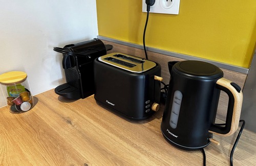 Centre Ville Apartment | Cozy Niort Yellow Pink 2-room apartment with balcony