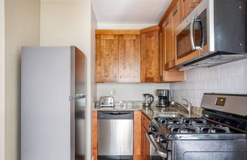 North End Apartment | Cozy North End 2BR steps from Harborwalk by Blueground