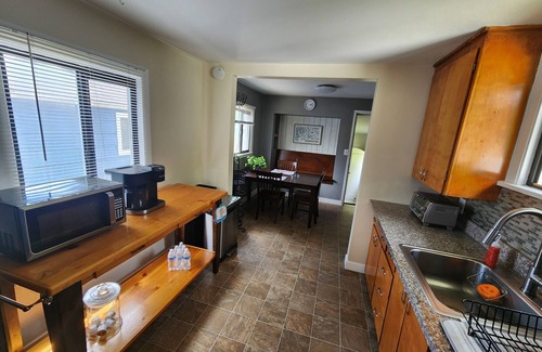 North College Park House | Cozy North Seattle Bungalow Fenced yard, Near I-5 & Light Rail Downtown MTR&LTR