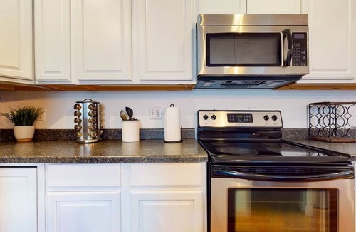 Phoenix Hill House | Cozy NuLu Getaway | Private Yard + Free Parking