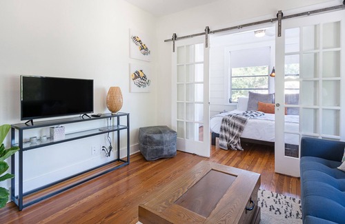 Historic Old Northeast Apartment | COZY OLD NORTHEAST/DOWNTOWN APARTMENT: CLOSE TO EVERYTHING