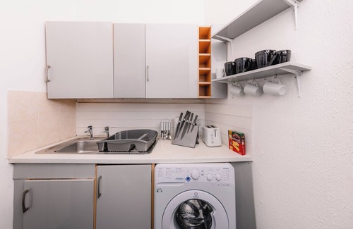 Newington Apartment | Cozy Old Town 4 Bedrm Apartment