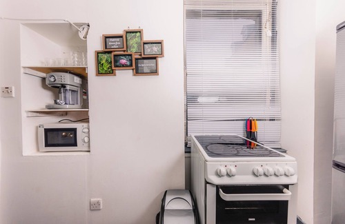 Newington Apartment | Cozy Old Town 4 Bedrm Apartment