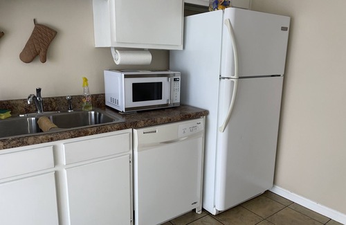 Glen Iris Condo | Cozy/peaceful condo that’s centrally-located & only minutes to many attractions.