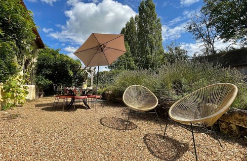 Le Pin-la-Garenne Cottage | Cozy Percheron House by the Pond with WiFi and Outdoor Games