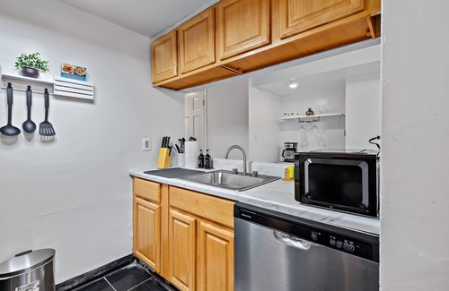 Downtown Baltimore Apartment | Cozy Pet Friendly 2BR w/Fenced Yard, Parking, Walk to Penn Sta. on JHU bus line