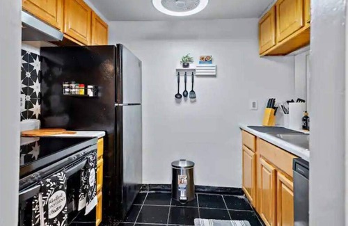 Downtown Baltimore Apartment | Cozy Pet Friendly 2BR w/Fenced Yard, Parking, Walk to Penn Sta. on JHU bus line