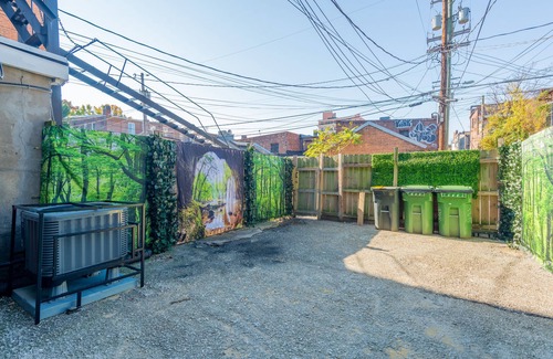 Downtown Baltimore Apartment | Cozy Pet Friendly 2BR w/Fenced Yard, Parking, Walk to Penn Sta. on JHU bus line