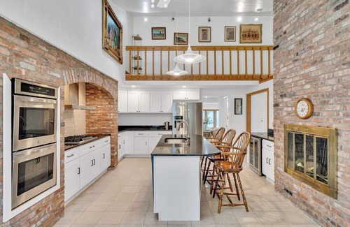 Lincoln House | Cozy Pet-Friendly 4BR | Fireplace, Patio and BBQ