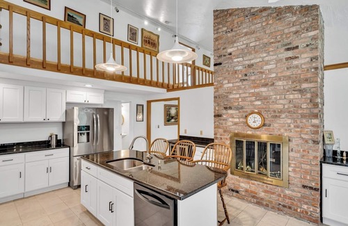 Lincoln House | Cozy Pet-Friendly 4BR | Fireplace, Patio and BBQ