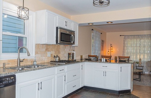 Milwaukee House | Cozy Pet Friendly Home w/Private Yard & King Bed - Near Wauwatosa