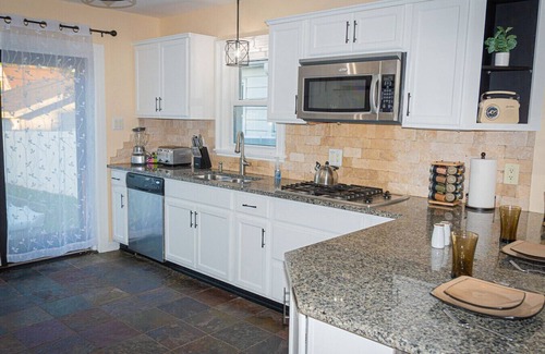 Milwaukee House | Cozy Pet Friendly Home w/Private Yard & King Bed - Near Wauwatosa