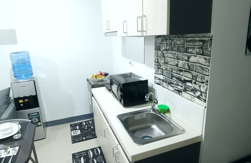 Lapu-Lapu Condo | COZY PLACE IN MACTAN W/POOL, WIFI, NETFLIX - 10 min to the Airport!