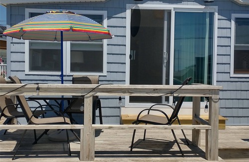 Breakwater Village Cottage | Cozy Point Judith Cottage near Block Island Ferry in private beach community.