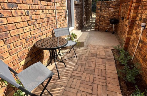 Pretoria Apartment | Cozy private flatlet with kitchenette, private bathroom & WIFI in Pretoria East.