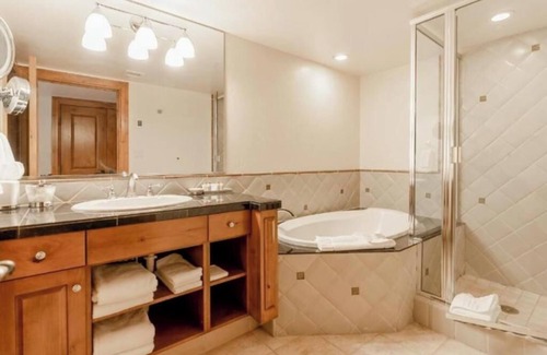 Vail Hotel | Cozy QQ room at Gravity Haus in the heart of Vail Village - walk to ski lifts!