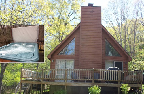 North Glade Hills House | Cozy, Quiet 3BR Cottage in Wooded Lot w/Hot Tub, Grill, Fire Pit & Lodge Decor